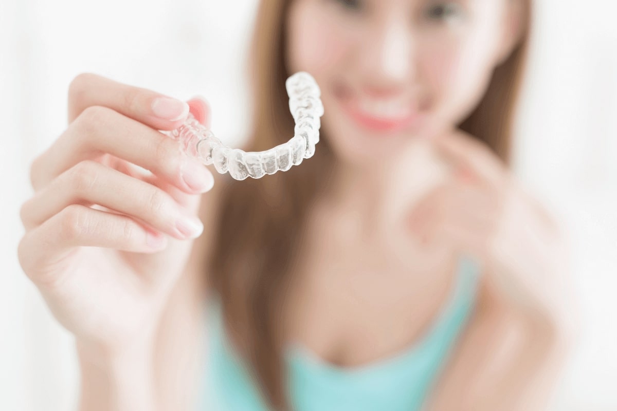 should you choose porcelain veneers or invisalign